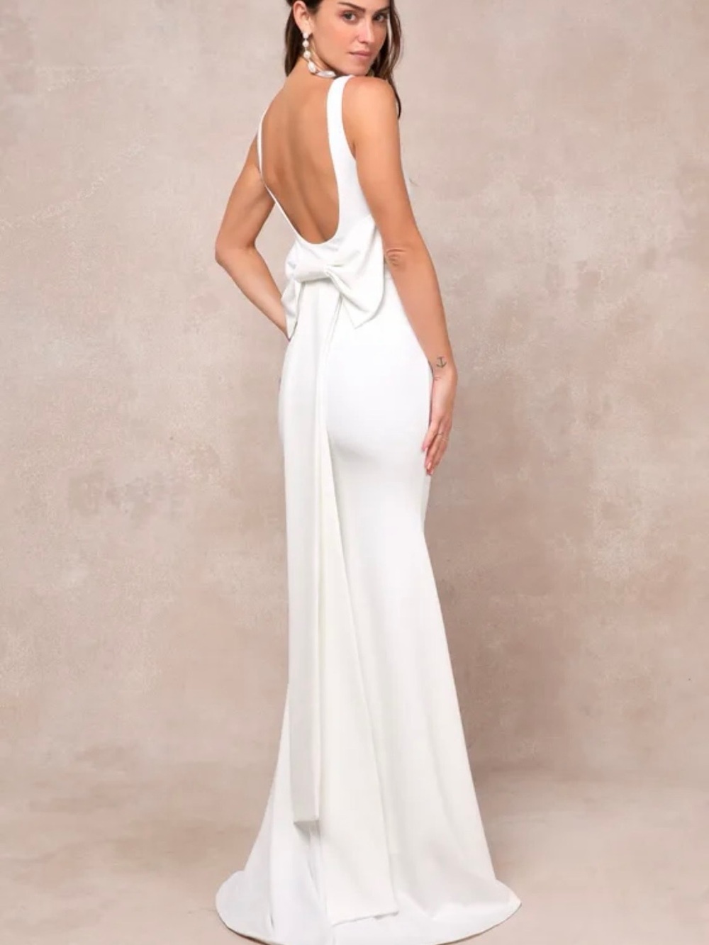 Lulu's White Backless Bow-Back Wedding Gown